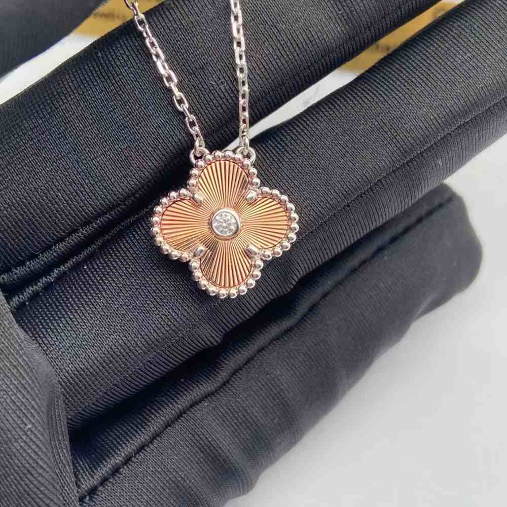 18K Gold Van Cleef and Arpels Holiday Pendant 2024 Price (2) 18K Gold Van Cleef and Arpels Holiday Pendant 2024 Price