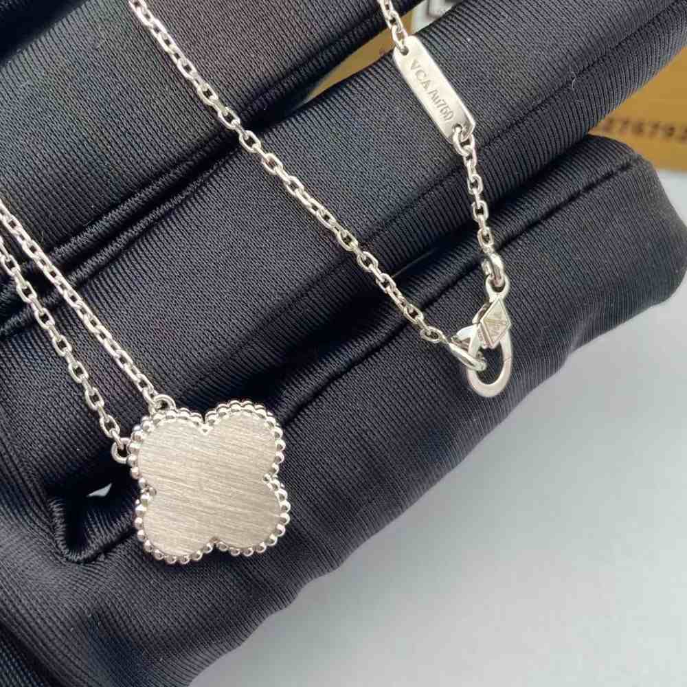 18K Gold Van Cleef and Arpels Holiday Pendant 2024 Price (4) 18K Gold Van Cleef and Arpels Holiday Pendant 2024 Price