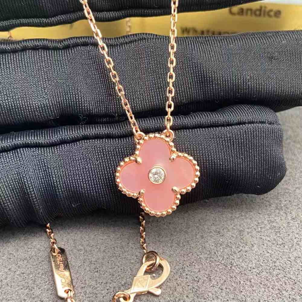 Van Cleef and Arpels Holiday Pendant 2025 Pink Mother of Pearl (2) Van Cleef and Arpels Holiday Pendant 2025 Pink Mother of Pearl