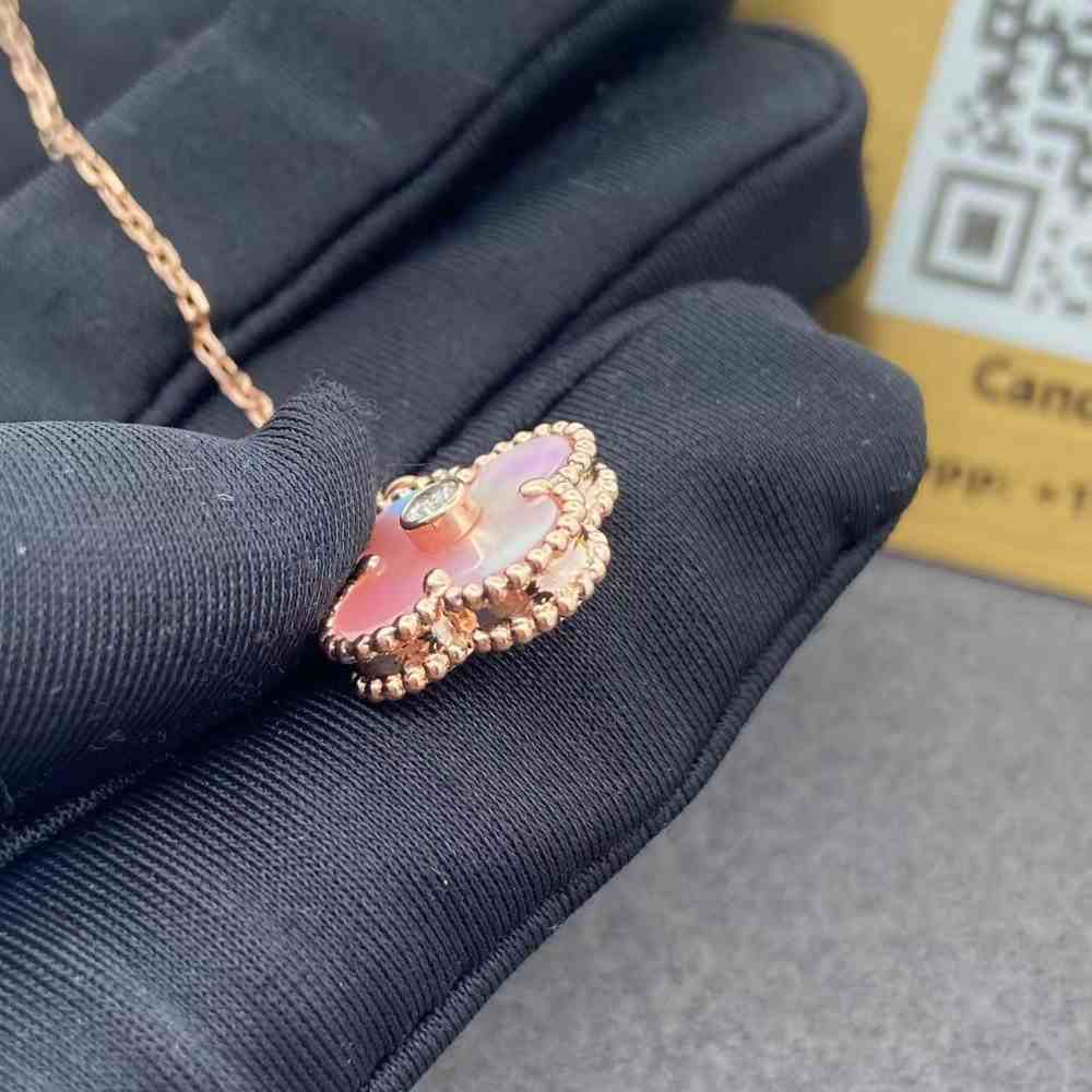 Van Cleef and Arpels Holiday Pendant 2025 Pink Mother of Pearl (3) Van Cleef and Arpels Holiday Pendant 2025 Pink Mother of Pearl
