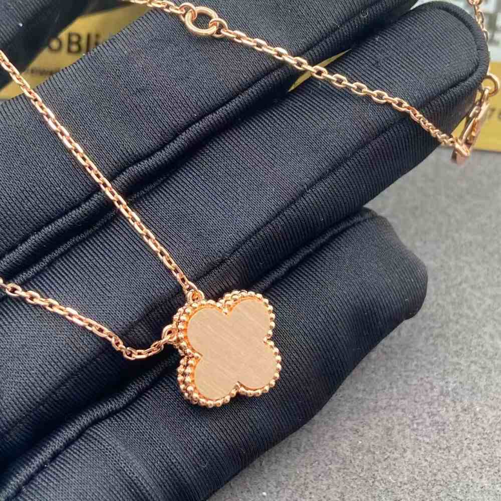 Van Cleef and Arpels Holiday Pendant 2025 Pink Mother of Pearl (4) Van Cleef and Arpels Holiday Pendant 2025 Pink Mother of Pearl